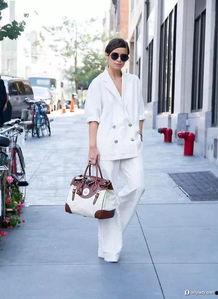 沙发上白西装av,白西装男士在沙发上演绎时尚风情