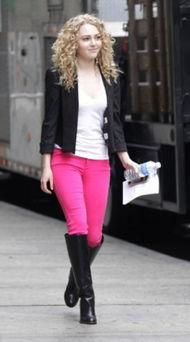 明星彩色裤子,彩色裤子演绎时尚新潮流